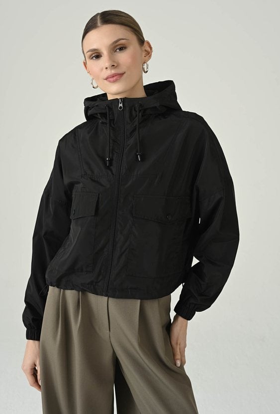 Sportowa czarna kurtka z kapturem