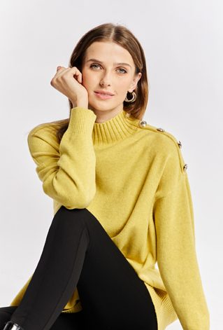 Sweter z ozdobnymi guziki