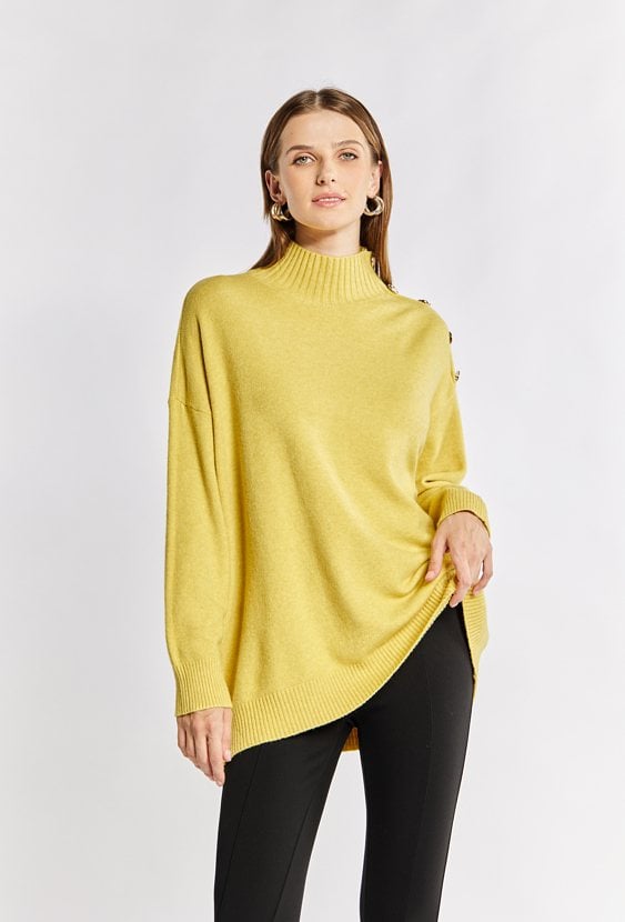 Sweter z ozdobnymi guziki