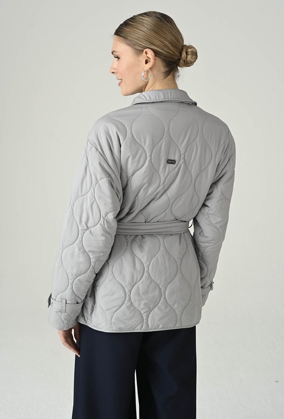 Wiosenno-jesienna kurtka z modnym pikowaniem