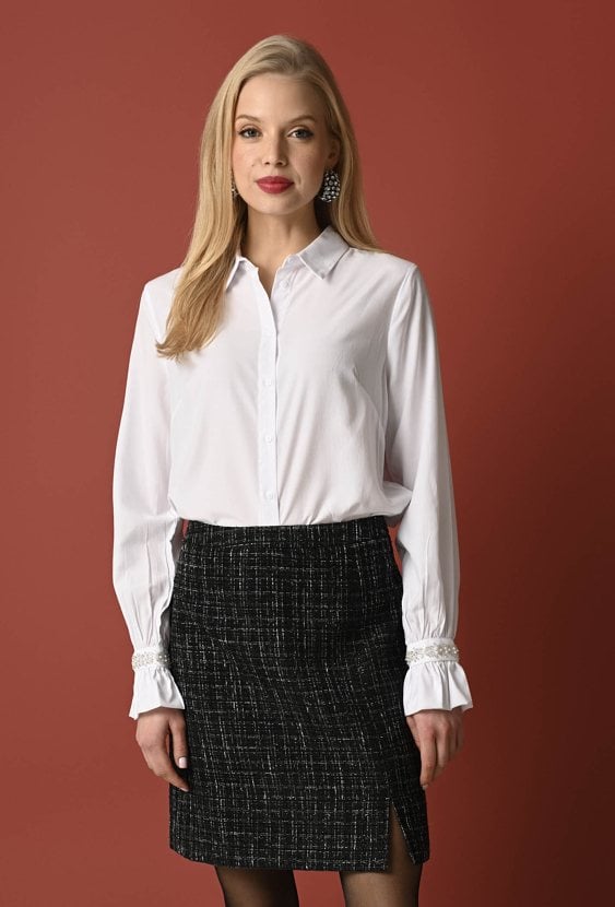 Koszula z biżuteryjnym akcentem