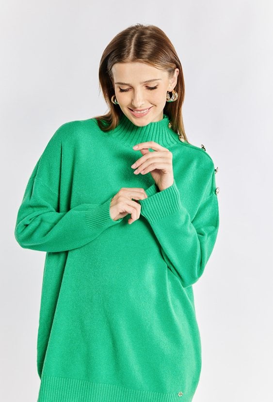 Sweter z ozdobnymi guziki