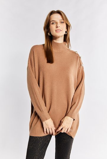 Sweter z ozdobnymi guziki