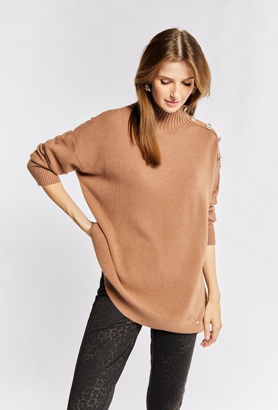 Sweter z ozdobnymi guziki