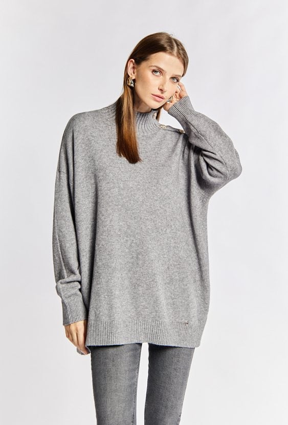 Sweter z ozdobnymi guziki
