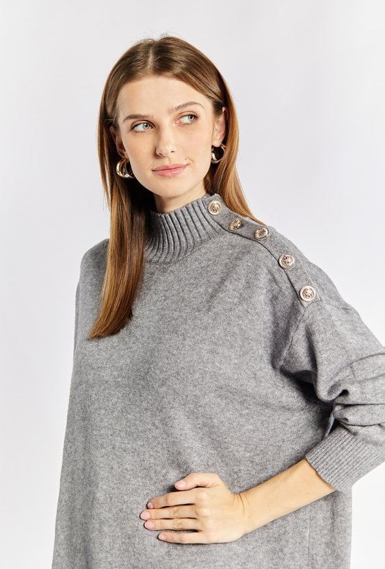 Sweter z ozdobnymi guziki