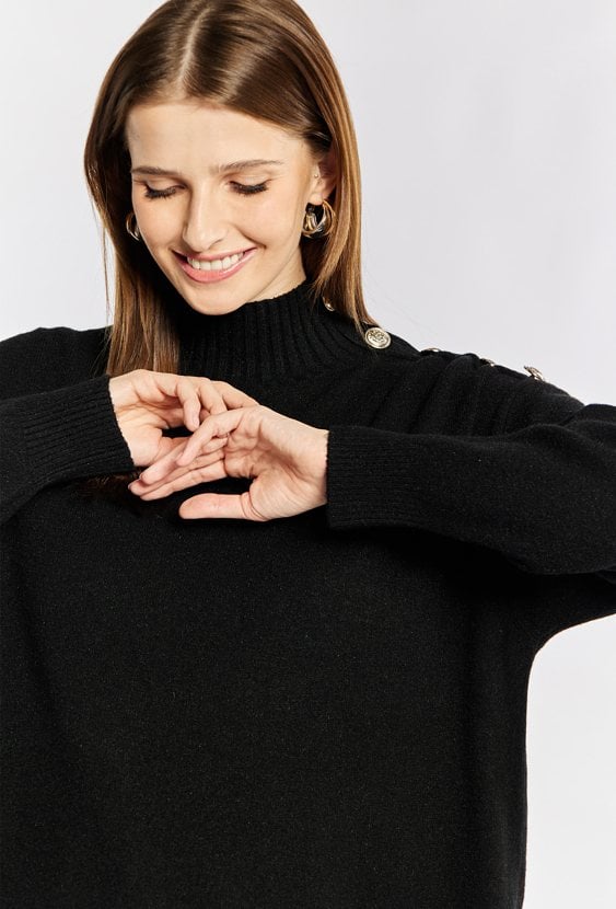 Sweter z ozdobnymi guziki