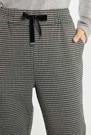 Spodnie w drobny wzór