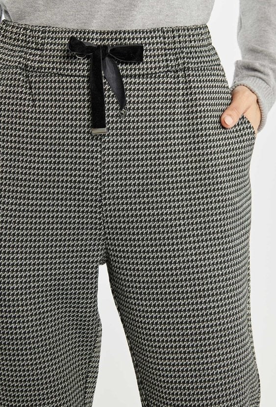 Spodnie w drobny wzór