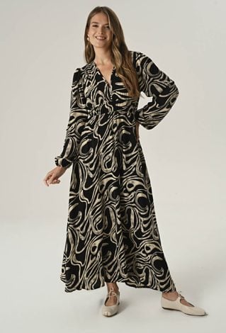 Długa, kobieca sukienka z dekoltem w literę