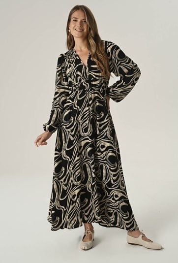 Długa, kobieca sukienka z dekoltem w literę