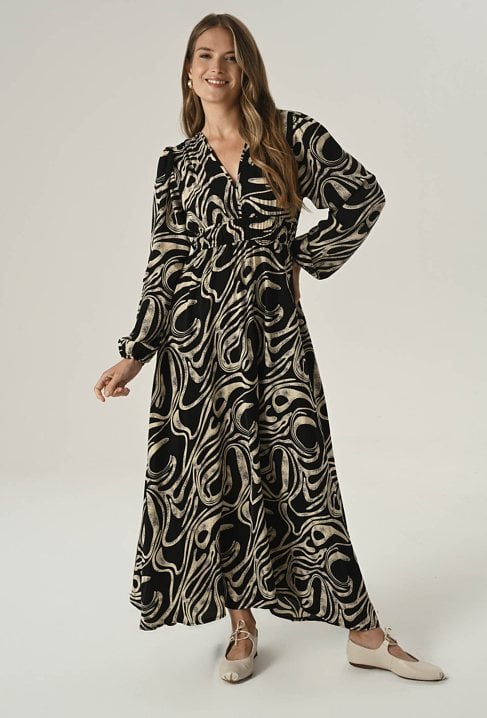 Długa, kobieca sukienka z dekoltem w literę