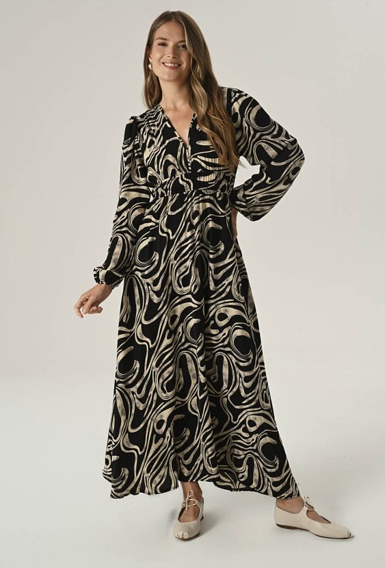 Długa, kobieca sukienka z dekoltem w literę