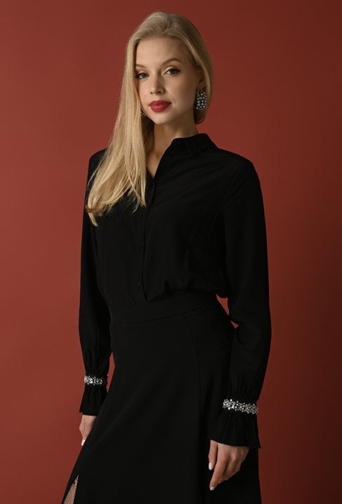 Koszula z biżuteryjnym akcentem