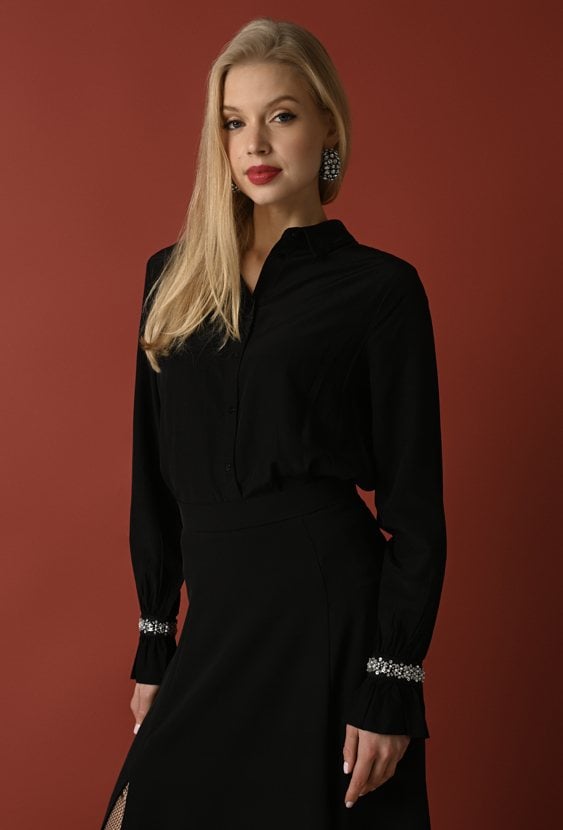 Koszula z biżuteryjnym akcentem