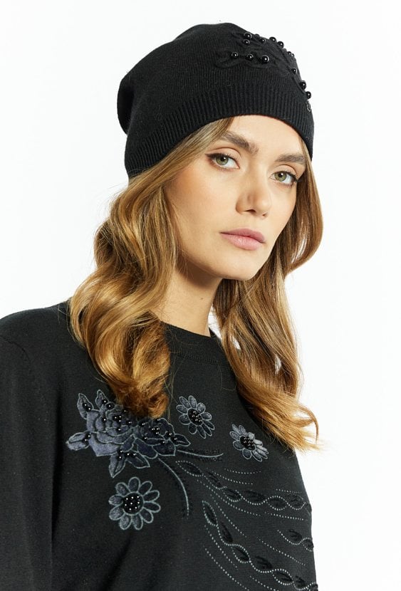 Czapka damska z koralikami