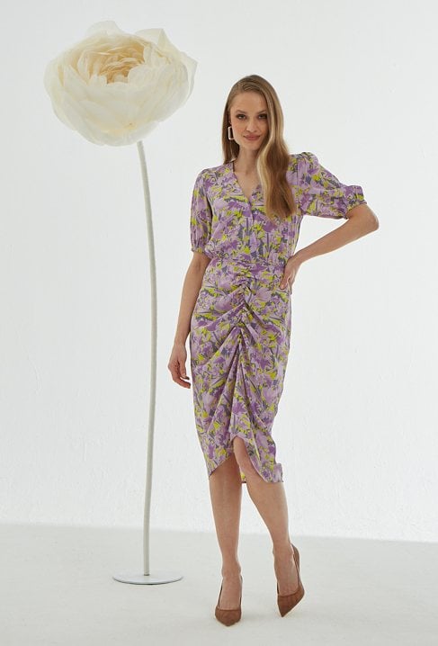 Dopasowana sukienka w kwiaty z satyny