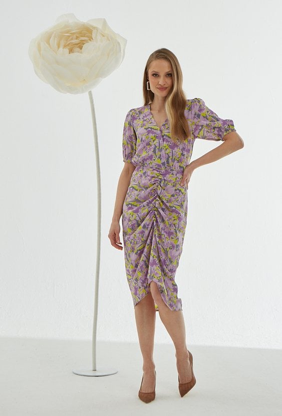 Dopasowana sukienka w kwiaty z satyny