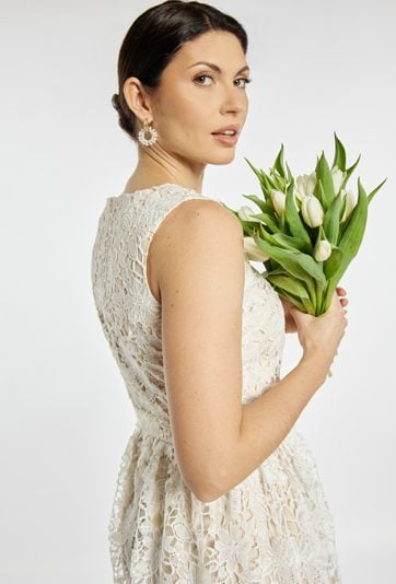 Elegancka sukienka z koronki