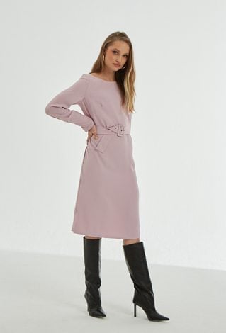 Różowa sukienka z paskiem