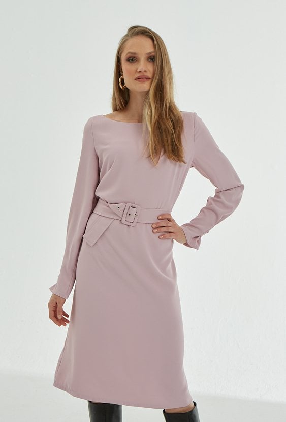 Różowa sukienka z paskiem