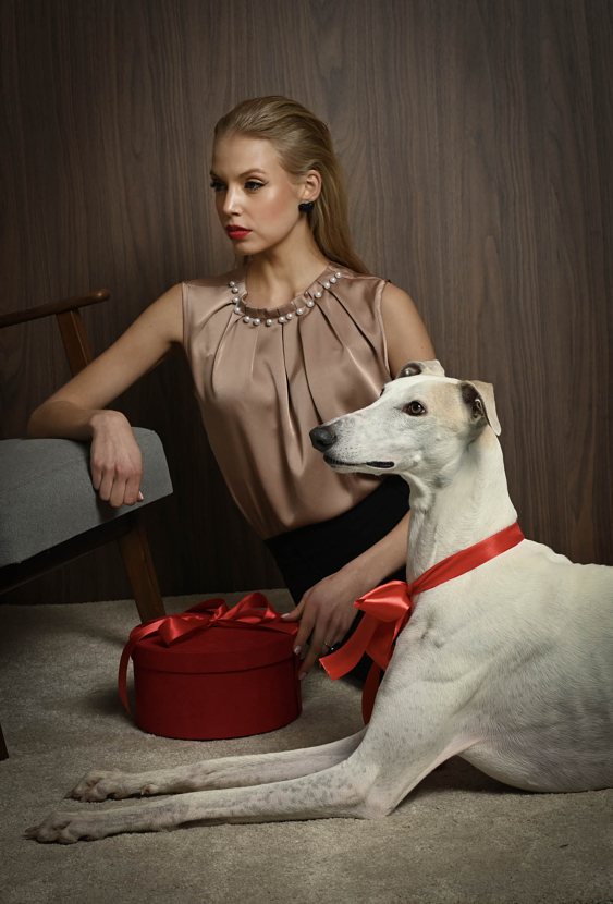 Gładka bluzka bez rękawów z ozdobną stójką