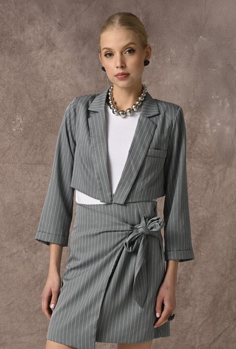 Krótka szara marynarka w prążek