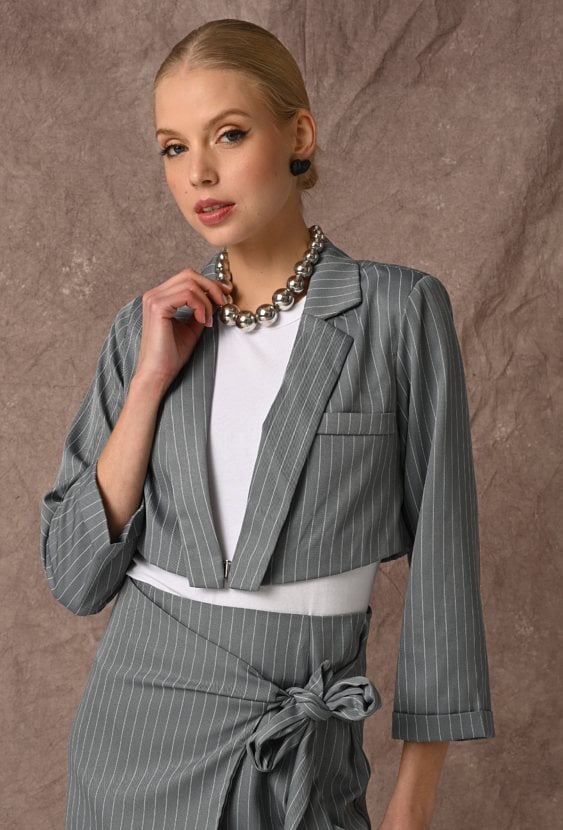 Krótka szara marynarka w prążek