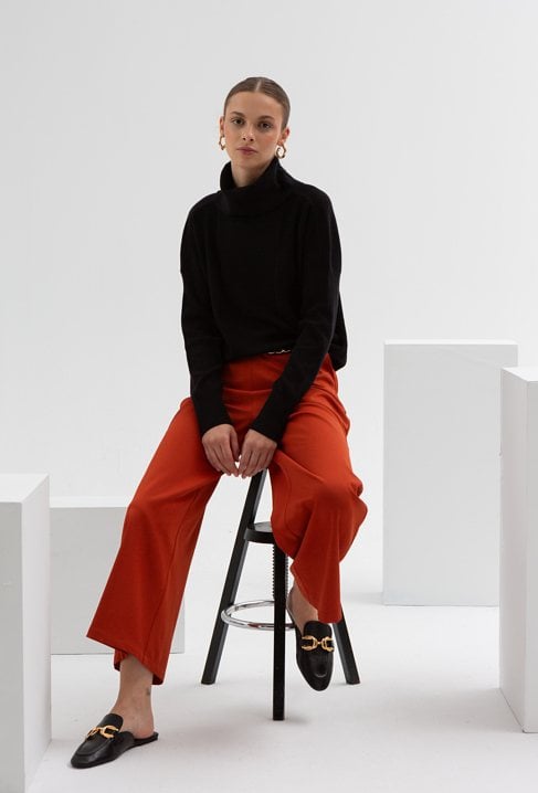 Czarny golf w delikatny prążek