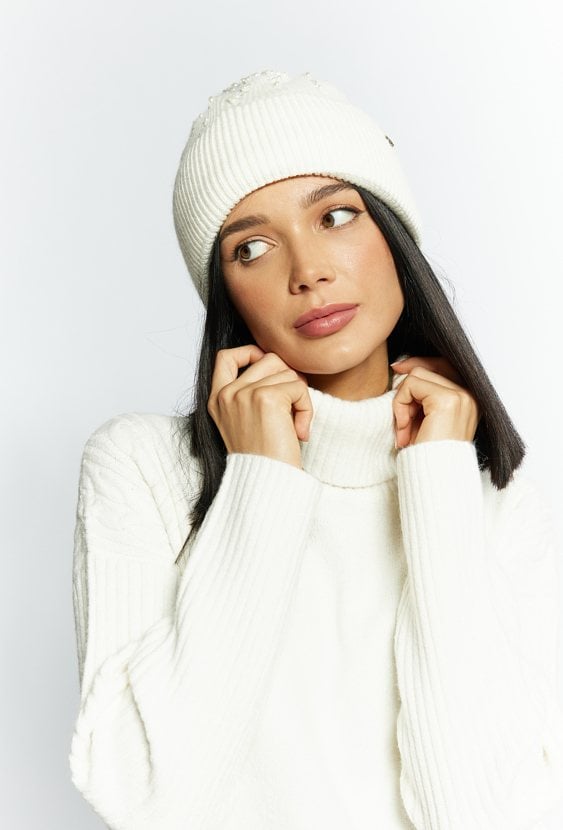 Czapka damska ze zdobieniem