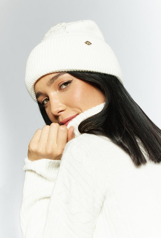 Czapka damska ze zdobieniem