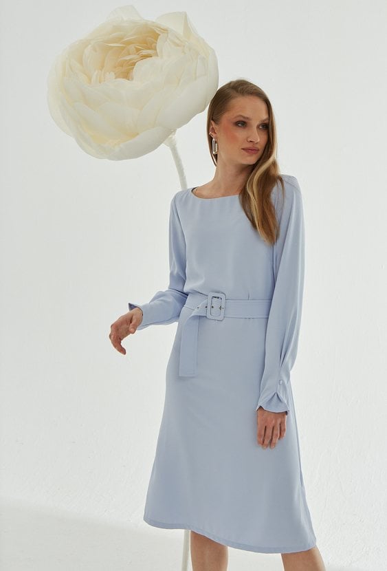 Błękitna sukienka z paskiem