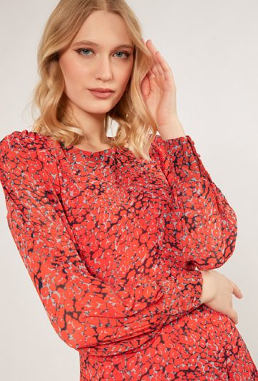 Wzorzysta sukienka z falbaną