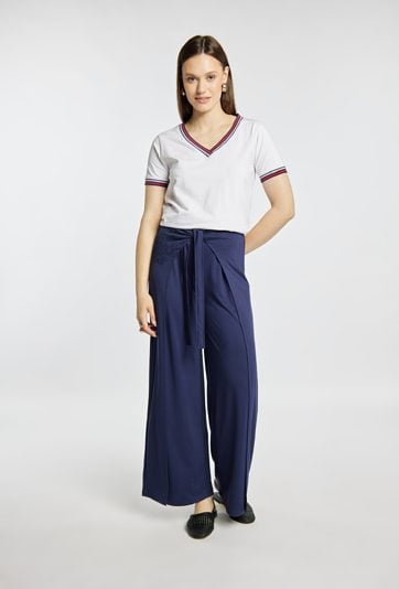 T-shirt z wiązaniem na dole