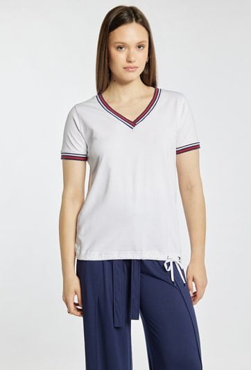 T-shirt z wiązaniem na dole