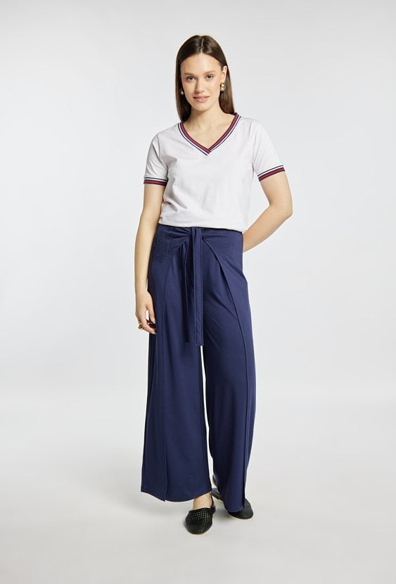 T-shirt z wiązaniem na dole