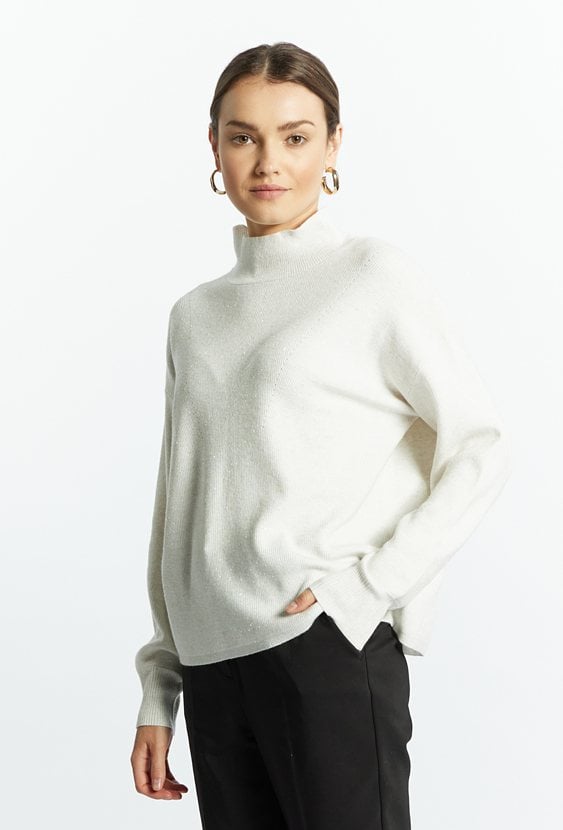 Cienki sweter damski z połyskującej dzianiny