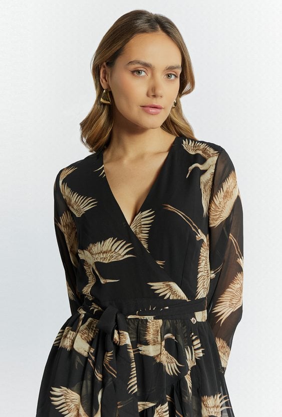 Wzorzysta sukienka z wiązaniem