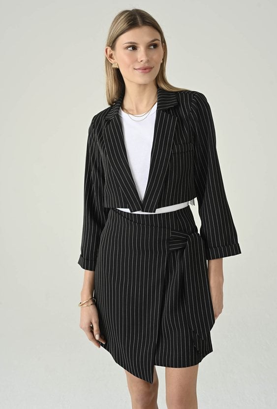 Krótka czarna marynarka w prążek