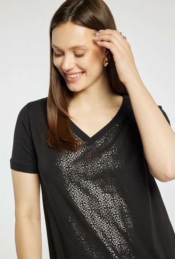 T-shirt z wiązaniem na dole