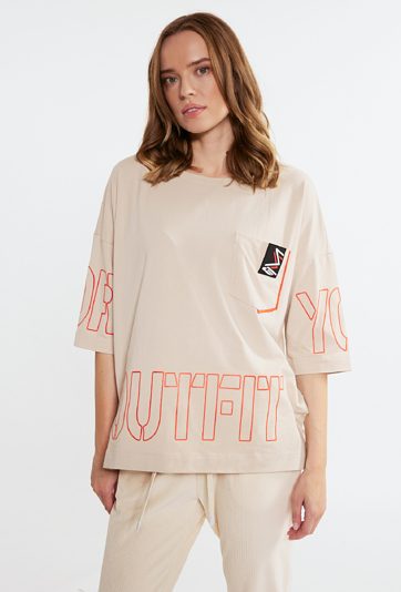 T-shirt z ozdobnym nadrukiem