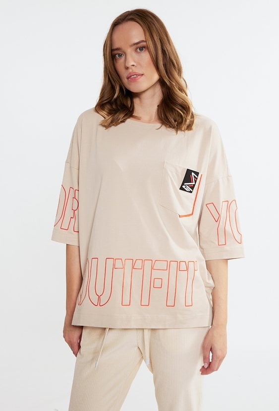 T-shirt z ozdobnym nadrukiem