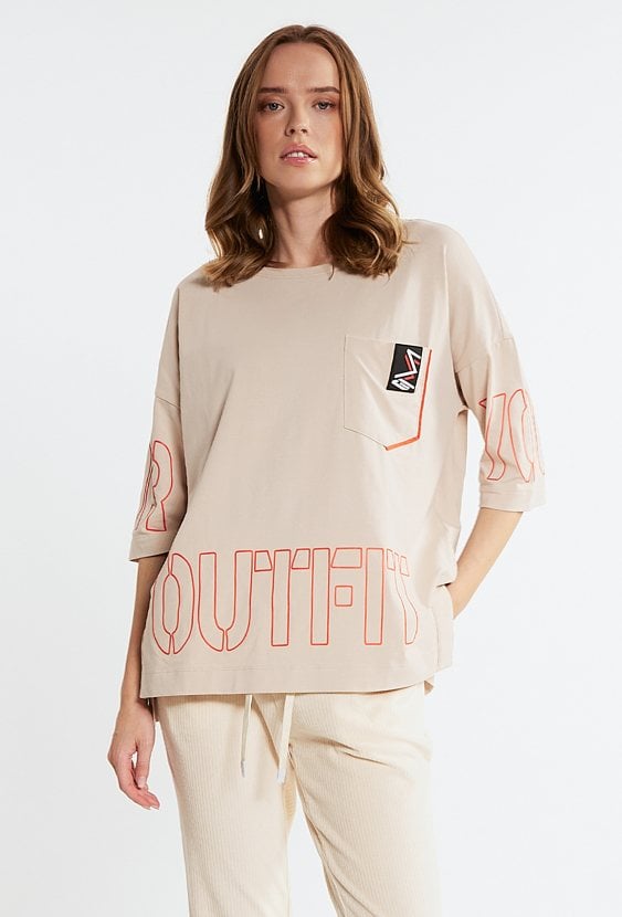 T-shirt z ozdobnym nadrukiem