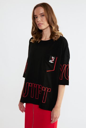 T-shirt z ozdobnym nadrukiem