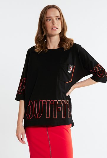 T-shirt z ozdobnym nadrukiem