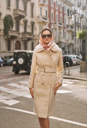 Elegancki płaszcz damski z wiązaniem