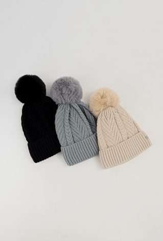 Szara czapka z pomponem