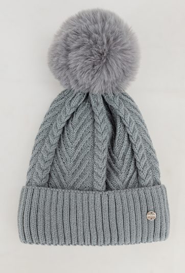 Szara czapka z pomponem