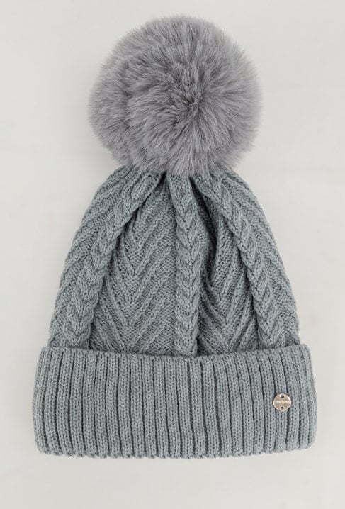 Szara czapka z pomponem