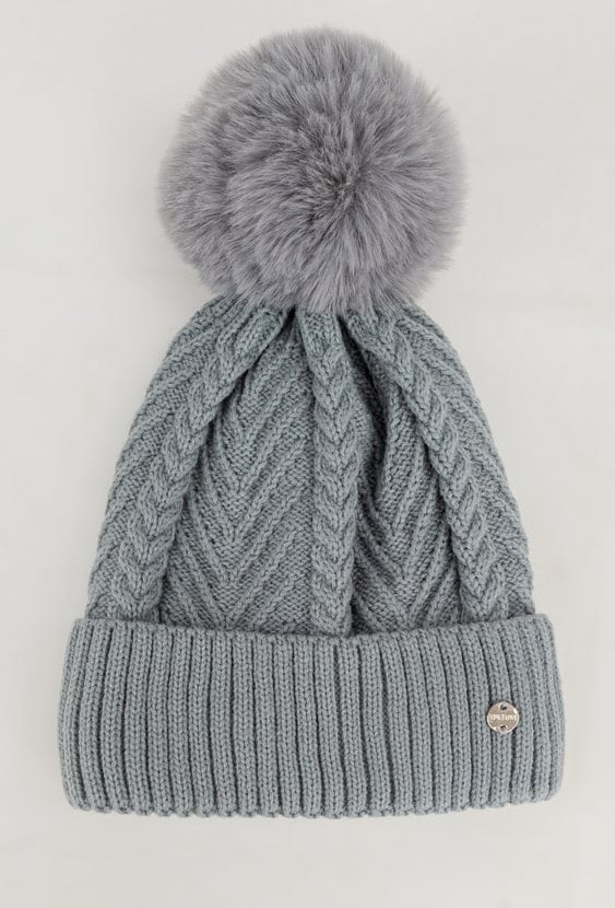 Szara czapka z pomponem
